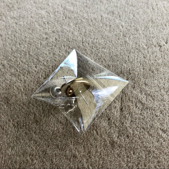 ✨2/$7✨ Earrings: GUESS Heart Earrings, 1 pair 🛍 Bundle Me! - Picture 5 of 7